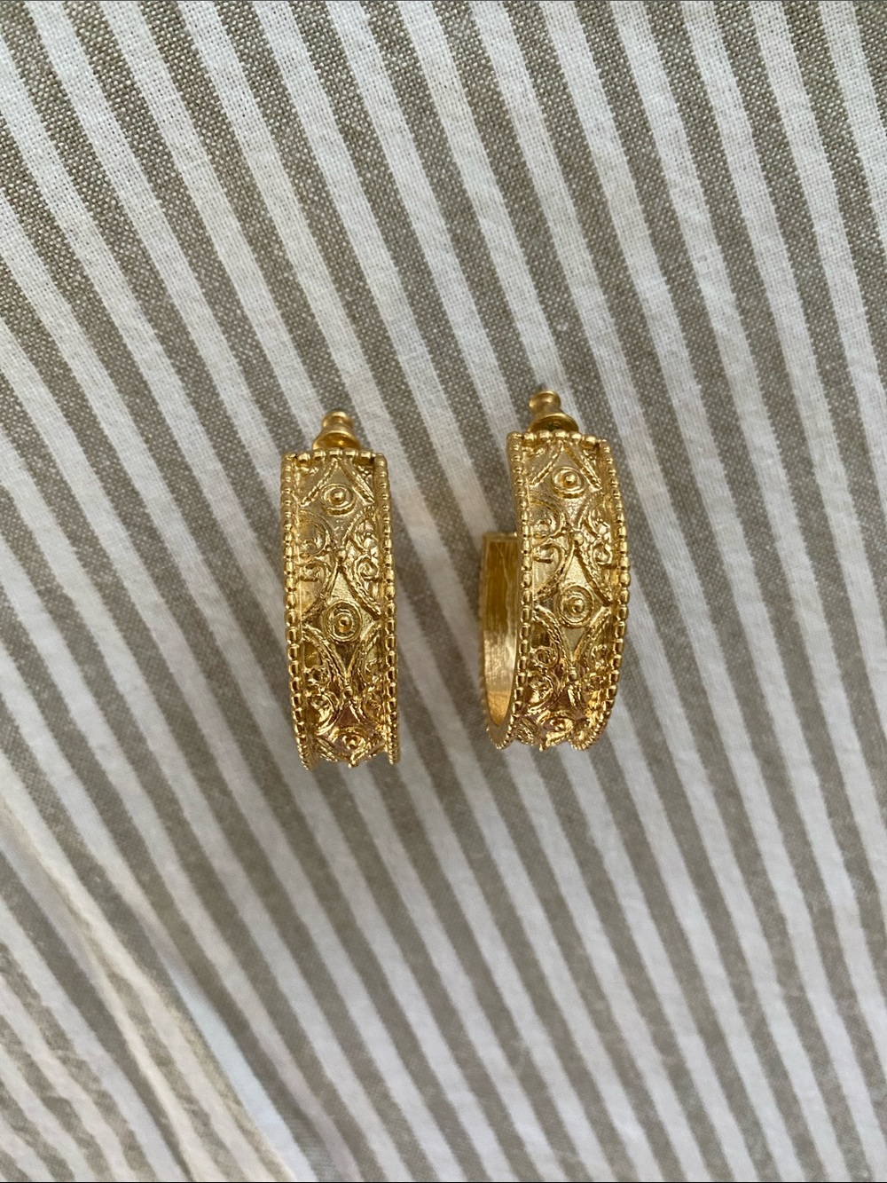 Vintage 90’s Intricate Gold Filigree Cuff Hoop Earrings - Picture 4 of 7